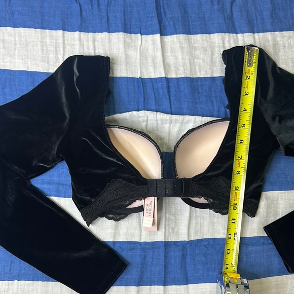 Elegant Black Bras with Adjustable Straps and Molded Cups - Picture 6 of 12